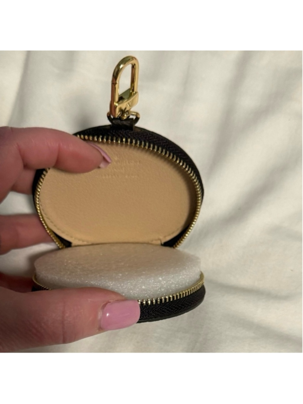 Luxury Round Coin Purse with Sailboat palm tree and Vivian design NWOT - Picture 7 of 7